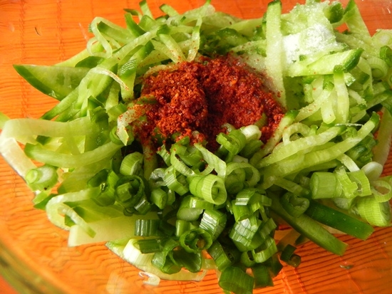 Корейский салат из корейской редьки с корейским перцем. На конкурс.