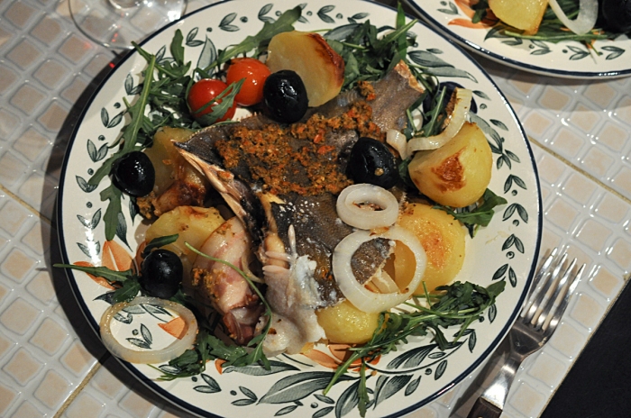 Запеченая камбала со средиземноморским соусом от Тона