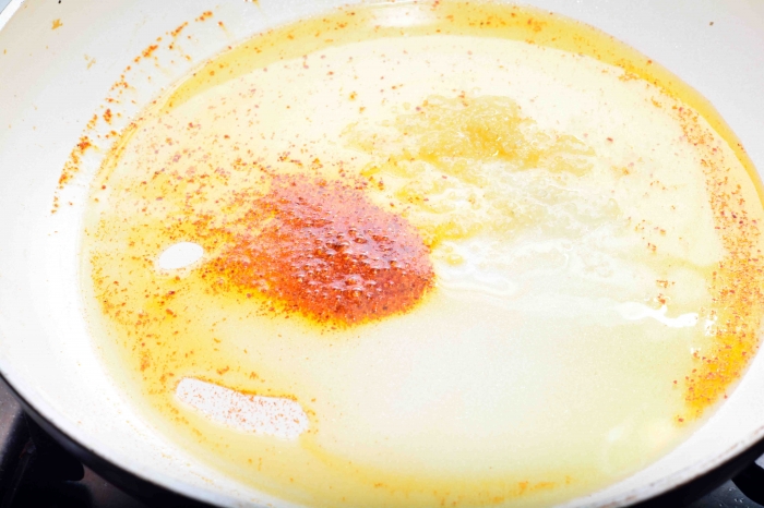 Фаршированный сыром свиной антрекот в белом перце и апельсиновом соусе с медленно тушеными в помидорно-чесночно-перечном соусе жареными баклажанами. Афтар: Жук