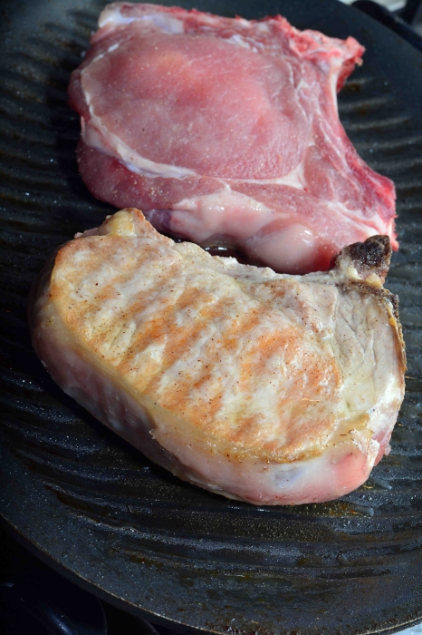 Фаршированный сыром свиной антрекот в белом перце и апельсиновом соусе с медленно тушеными в помидорно-чесночно-перечном соусе жареными баклажанами. Афтар: Жук