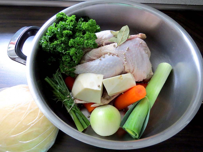 Суп куриный с домашней лапшой и мясной пирог с капустой и картохой. Афтар: Миледи