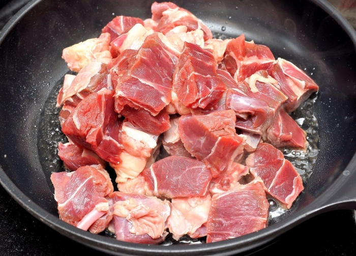 Мясо с черносливом в горшочках. Афтар: Мясник