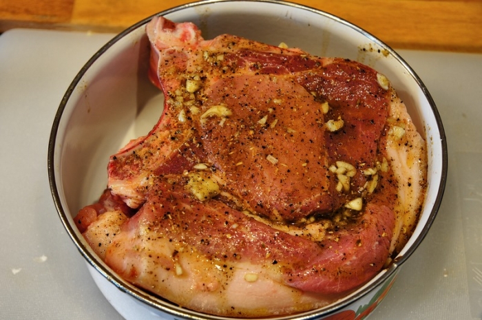 Свинина-гриль со сливовым соусом