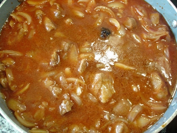 Мясо в луково-томатном соусе с черносливом