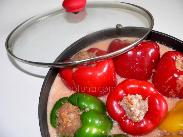 Фаршированный перец в томатно-сметанном соусе