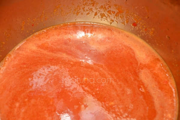 Шашлык из мяса осеннего сома с соусом-чили