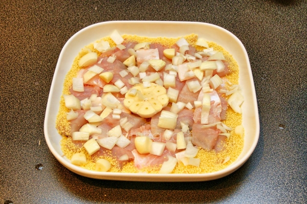 Филе сибаса запеченное с кускусом, оливками и томатами