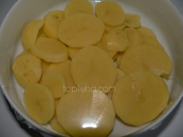 Salmone al forno su letto di patate. (Запеченный лосось на ложе из картофеля).