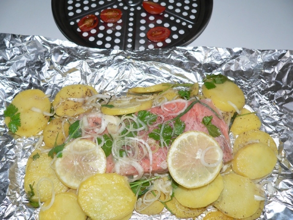 Salmone al forno su letto di patate. (Запеченный лосось на ложе из картофеля).