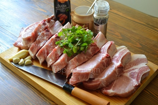 Свинина с бальзамическом соусом и мятой
