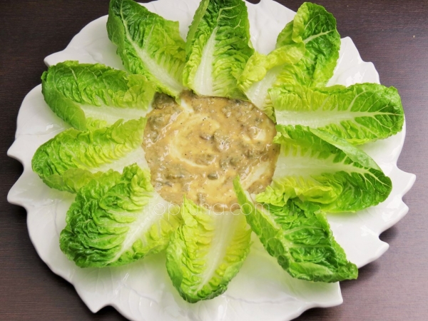 Салат Нисуаз (Salade niçoise) с багетом запечённым с грушами и козьим сыром.