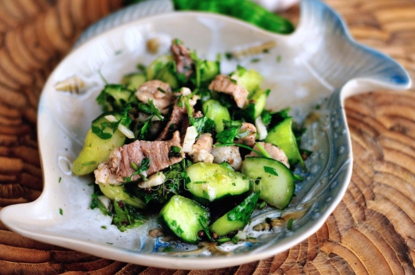 Свежий огуречно-свининовый салат по мотивам корейской народной кухни