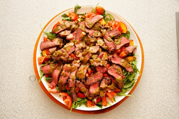 Салат с нектаринами и говяжим стейком