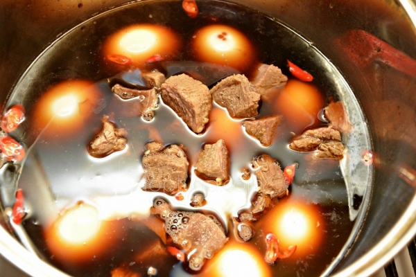 육개장 (Юккеджан) - Острый суп с говядиной