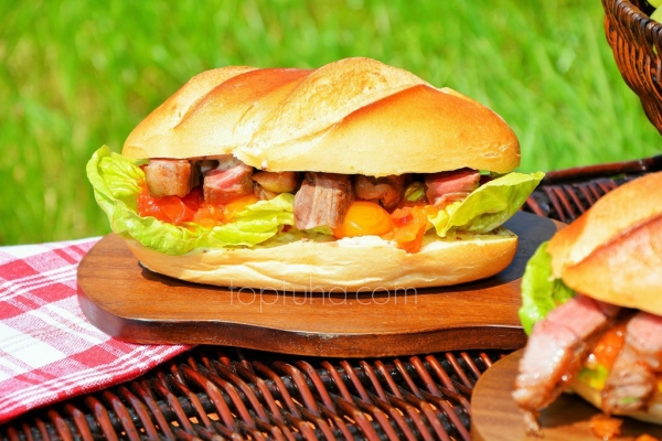 Пикник. Сэндвич со стейком (Пикник на бочине)