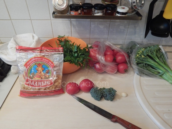Макароны с помидорами и брокколини (Макарини с броколини)