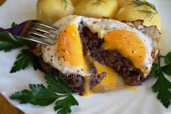 Бифштекс рубленный с яйцом № 655 с отварным картофелем № 757 (Отрубленные яйца)