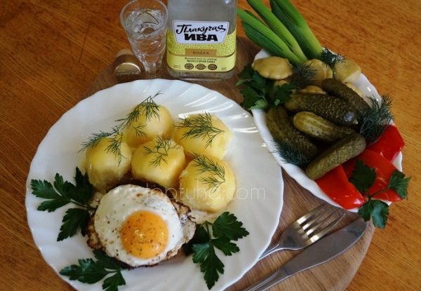 Бифштекс рубленный с яйцом № 655 с отварным картофелем № 757 (Отрубленные яйца)