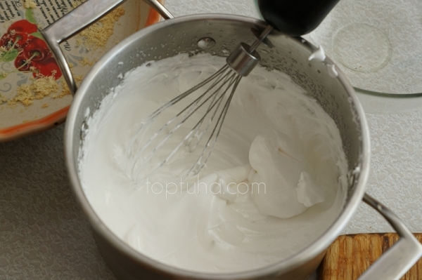 Бисквитный торт с творожно-кремовой прослойкой и белковым кремом (Прослойка из белок)