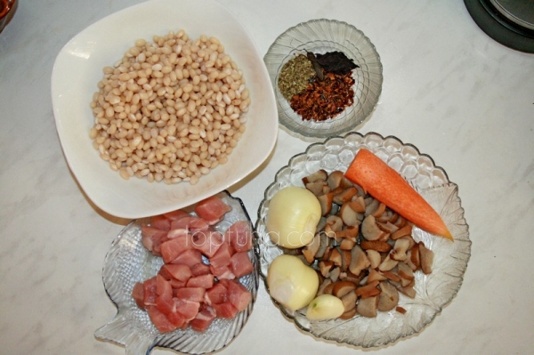 Фасоль с мясом и грибами в горшочках (Из горшка в горшог)