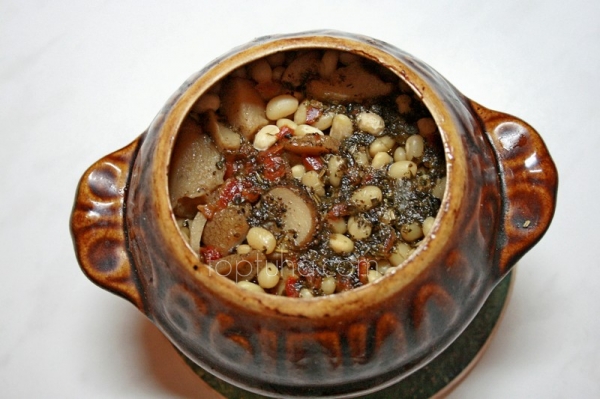 Фасоль с мясом и грибами в горшочках (Из горшка в горшог)