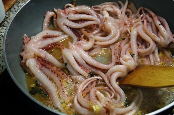Тальятелле с щупальцами кальмаров в чесночно-сливочном соусе